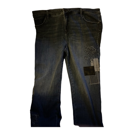 BNWT Chico Women’s Girlfriend Embroidered Patches Ankle Jeans - Picture 3 of 7